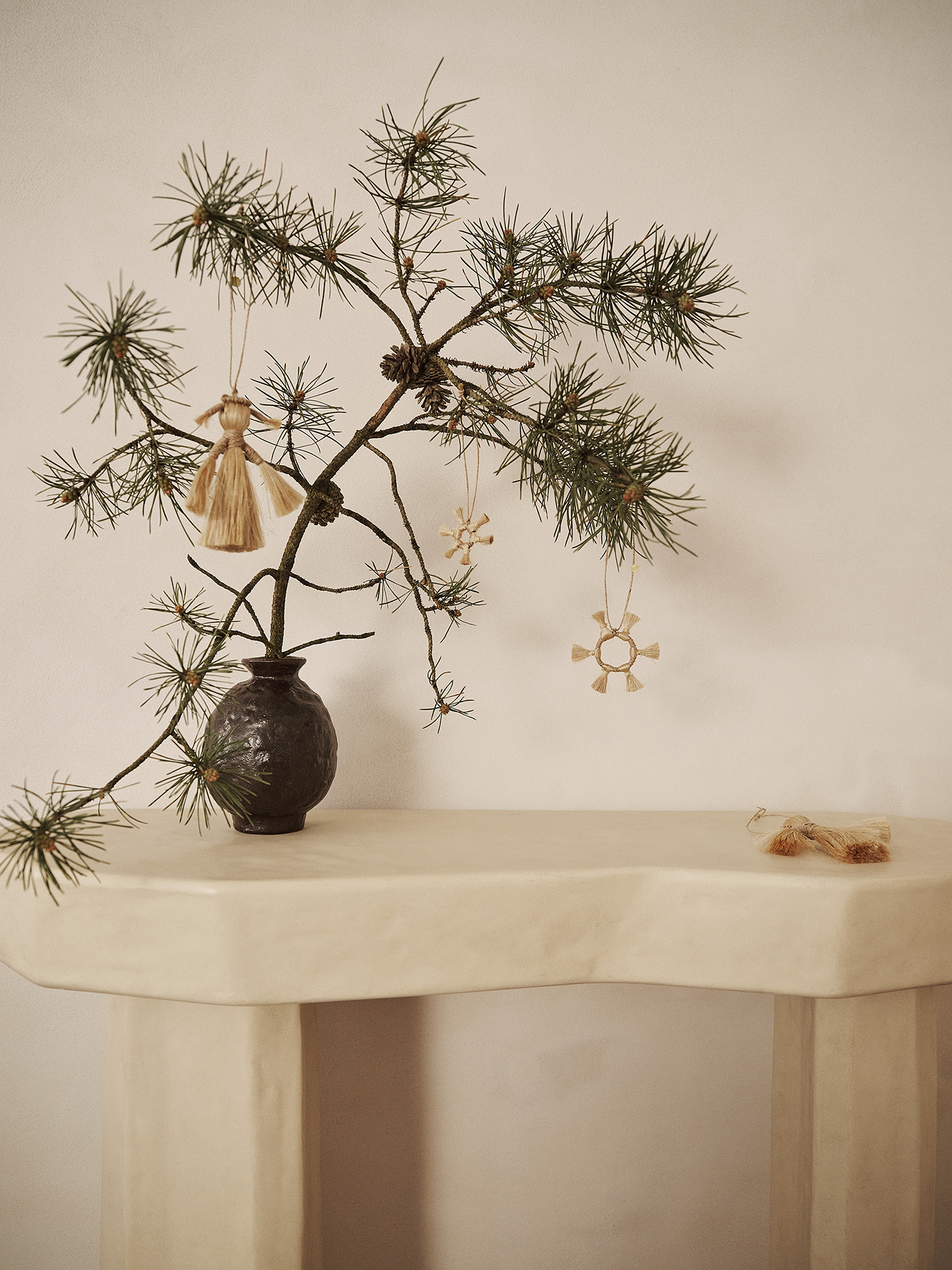 Ваза Doro кольору кави  від Ferm Living