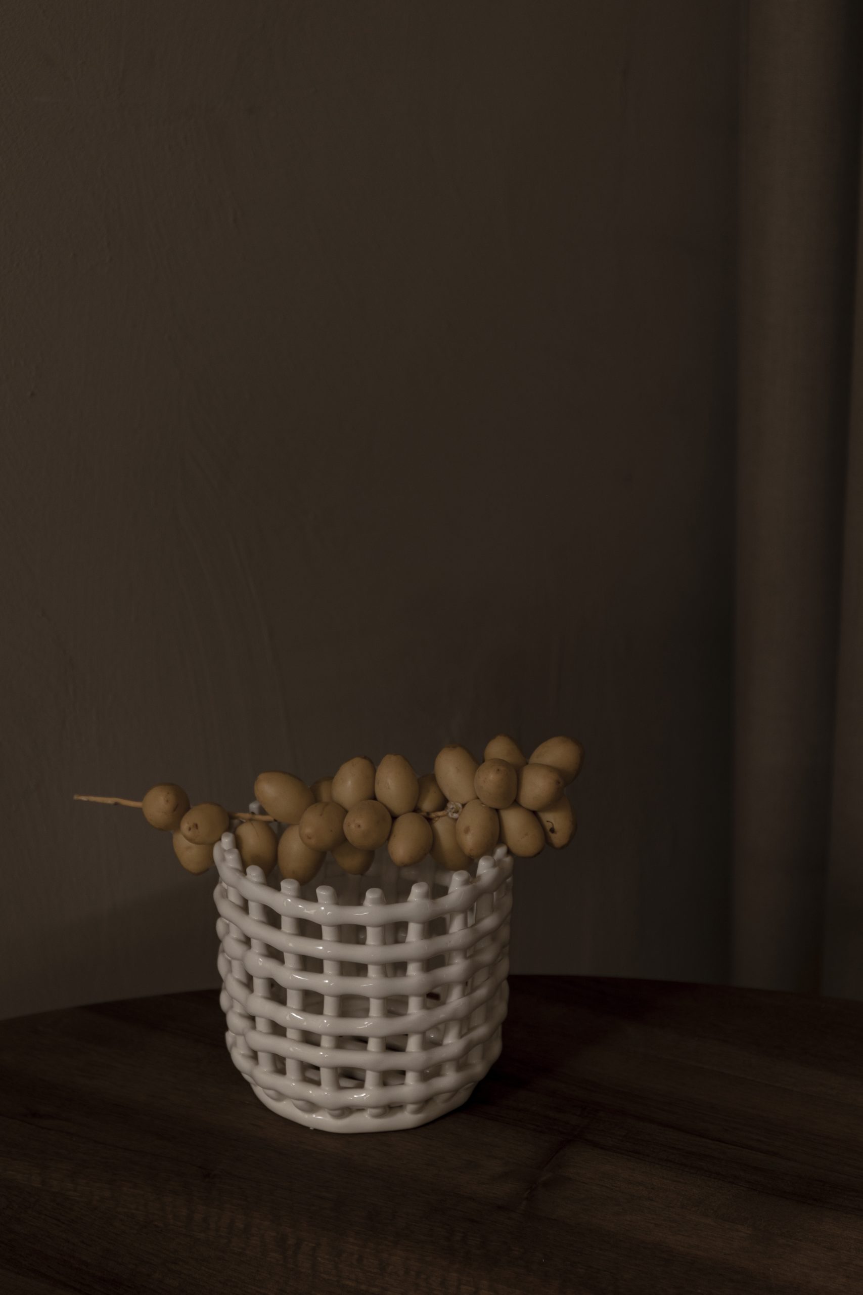 Горщик Ceramic Basket білого кольору від Ferm Living