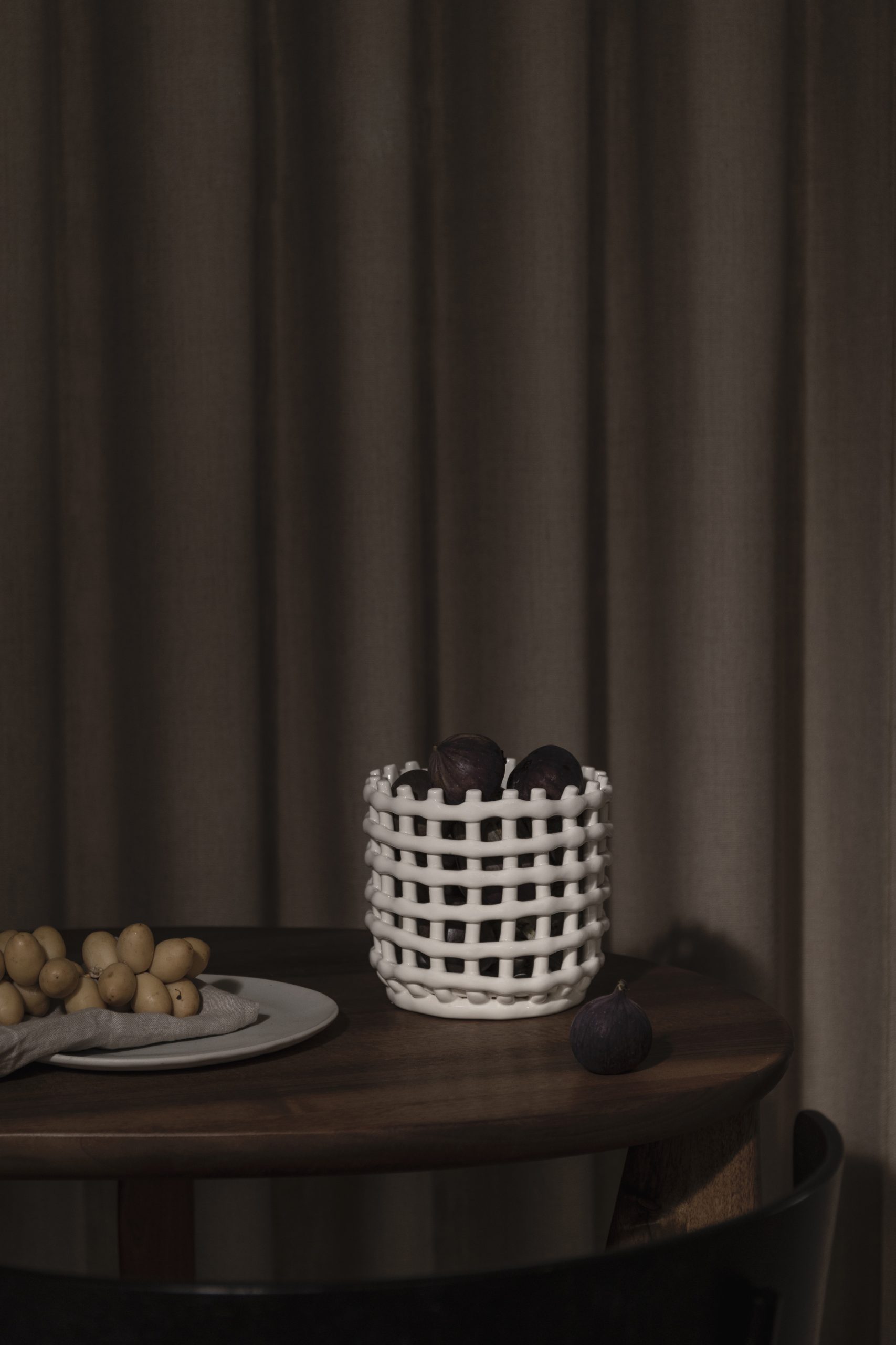 Горщик Ceramic Basket білого кольору від Ferm Living