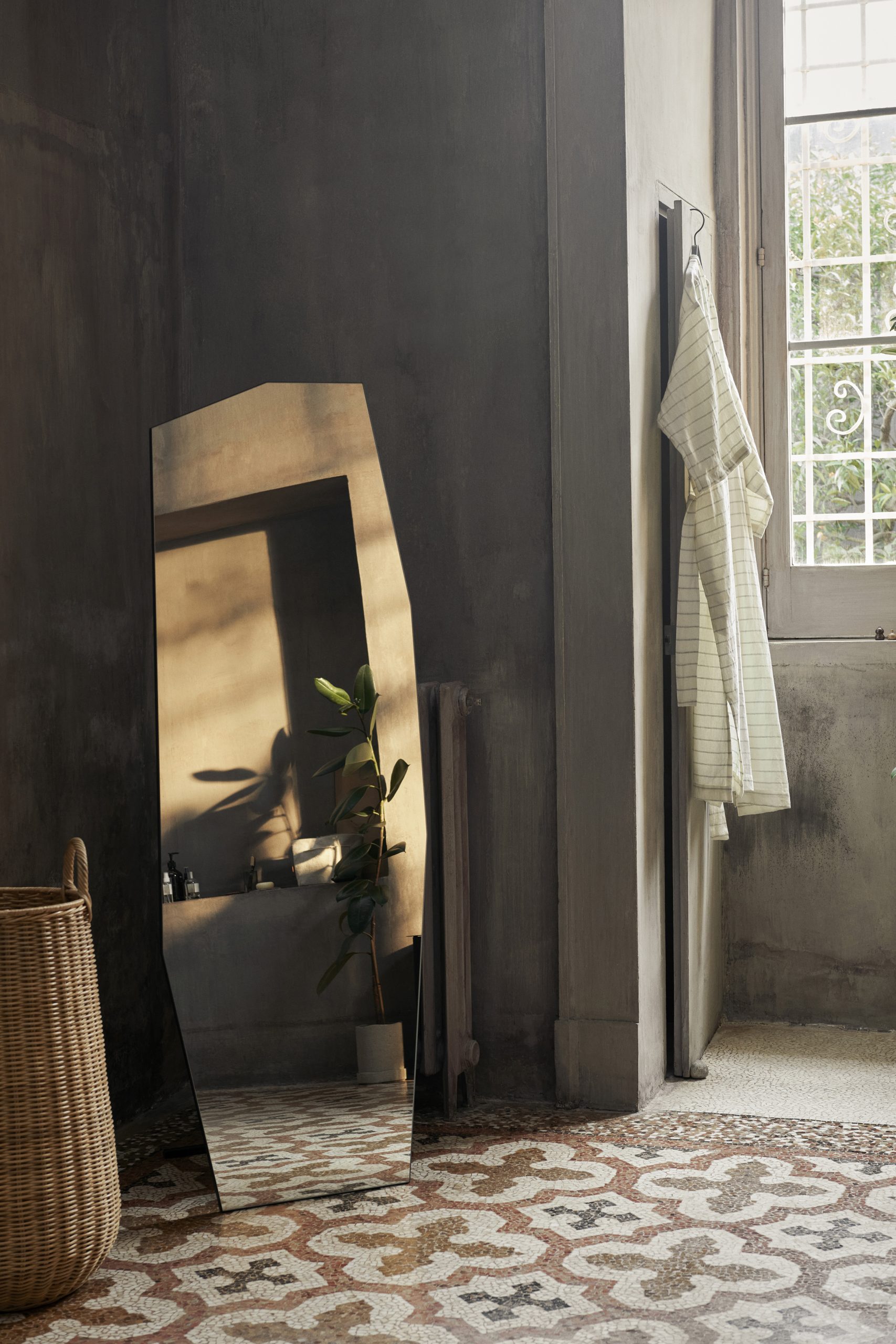 Підлогове дзеркало  Shard чорного кольору від Ferm Living