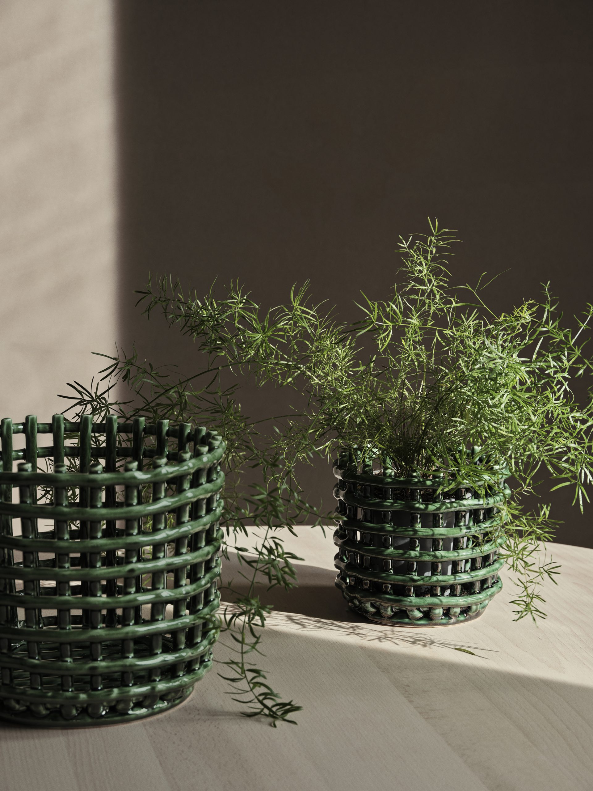 Горщик Ceramic Basket смарагдового кольору від Ferm Living