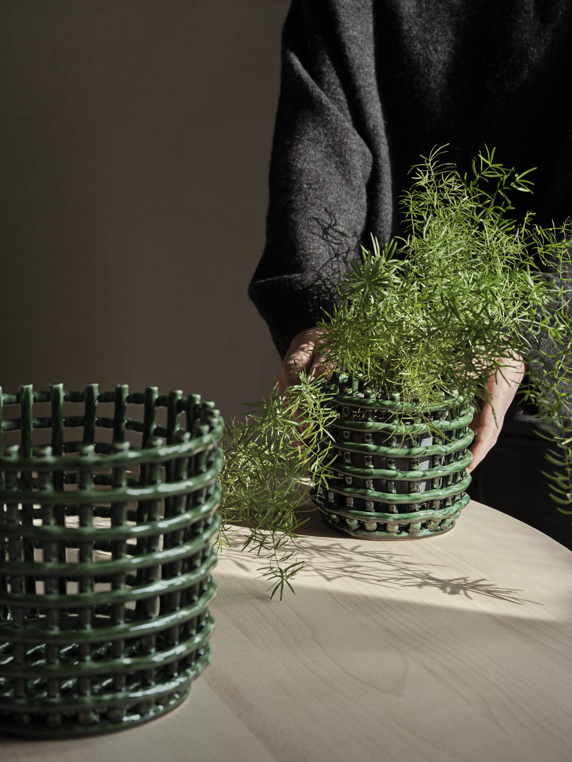 Горщик Ceramic Basket смарагдового кольору від Ferm Living