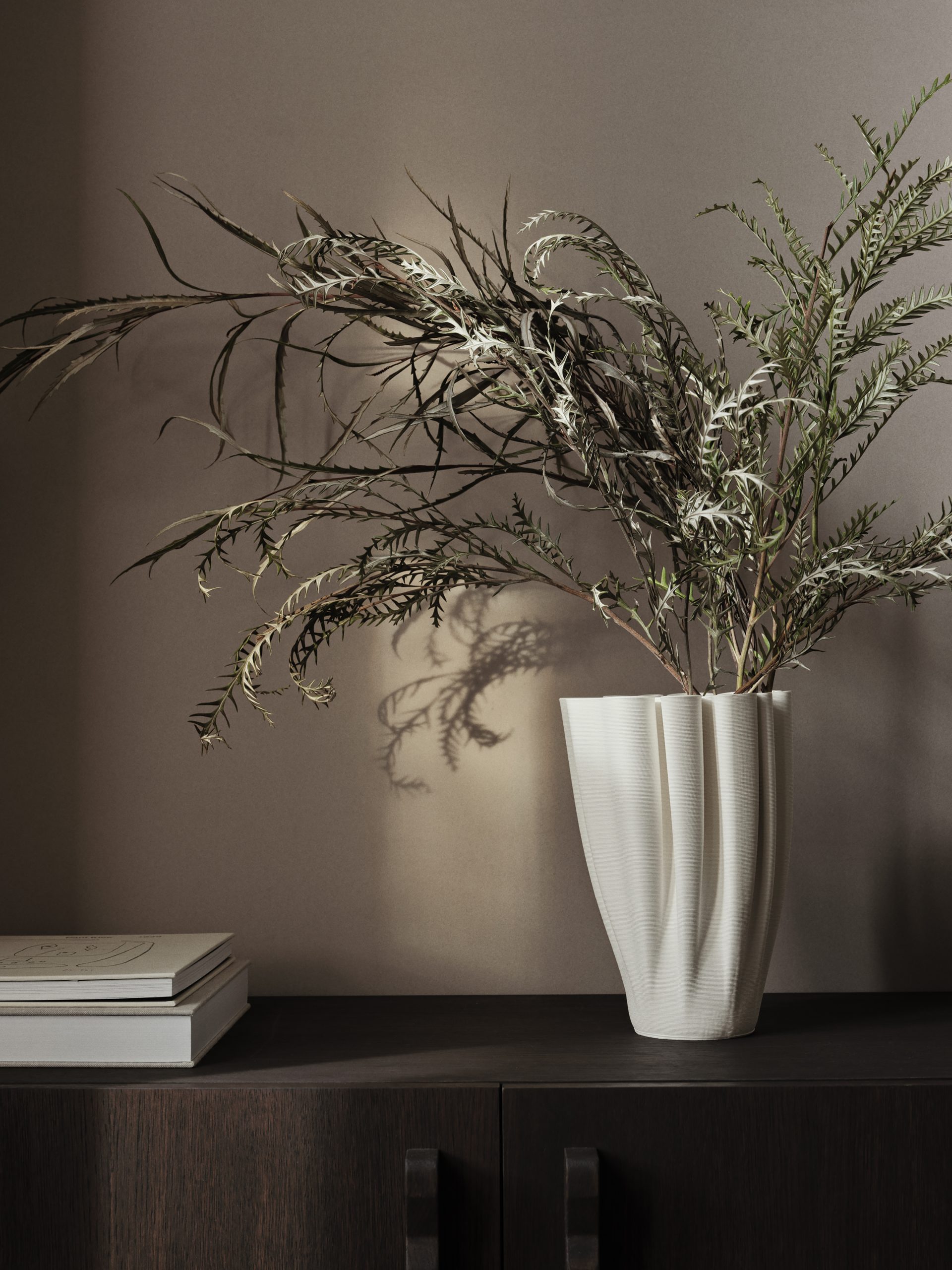 Ваза Dedali Large білого кольору від Ferm Living