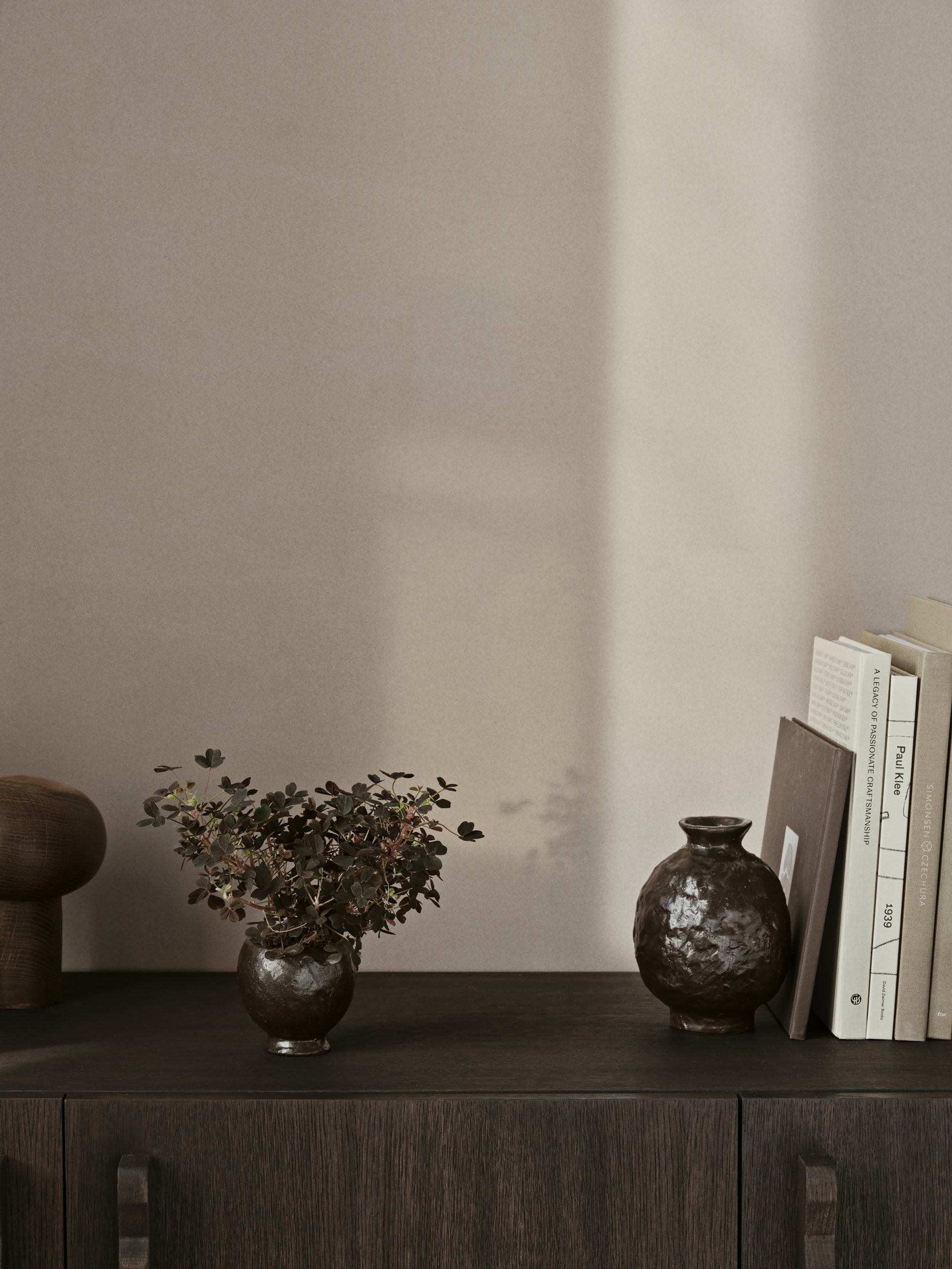 Ваза Doro кольору кави  від Ferm Living