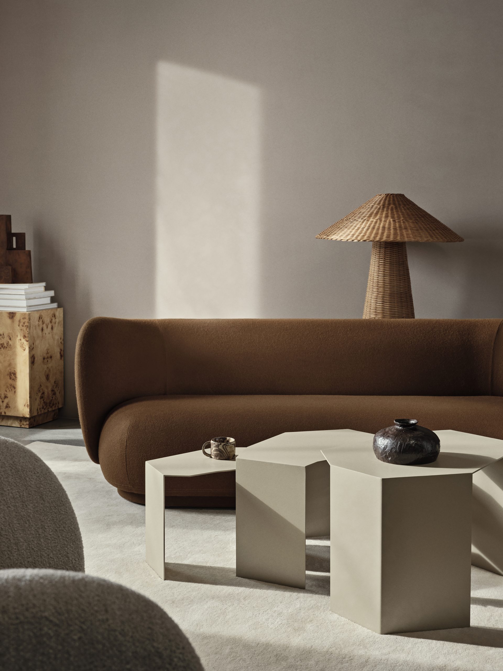 Ваза Doro кольору кави  від Ferm Living