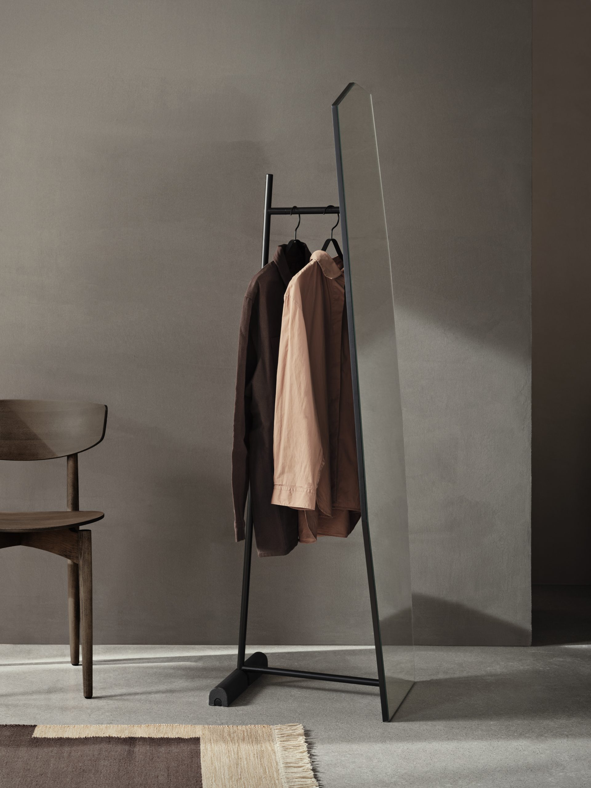 Підлогове дзеркало  Shard чорного кольору від Ferm Living