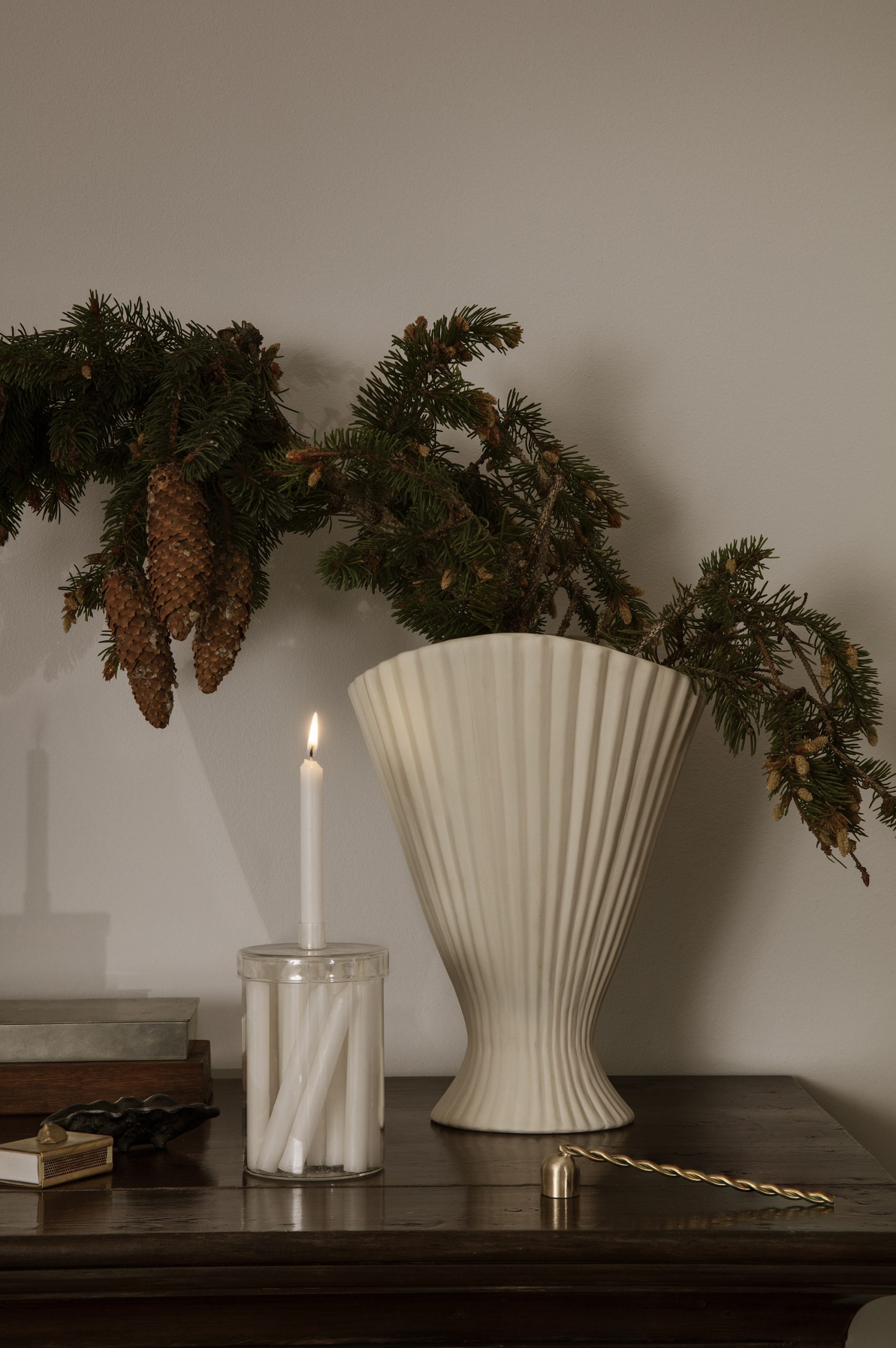 Ваза Fountain Large білого кольору  від Ferm Living