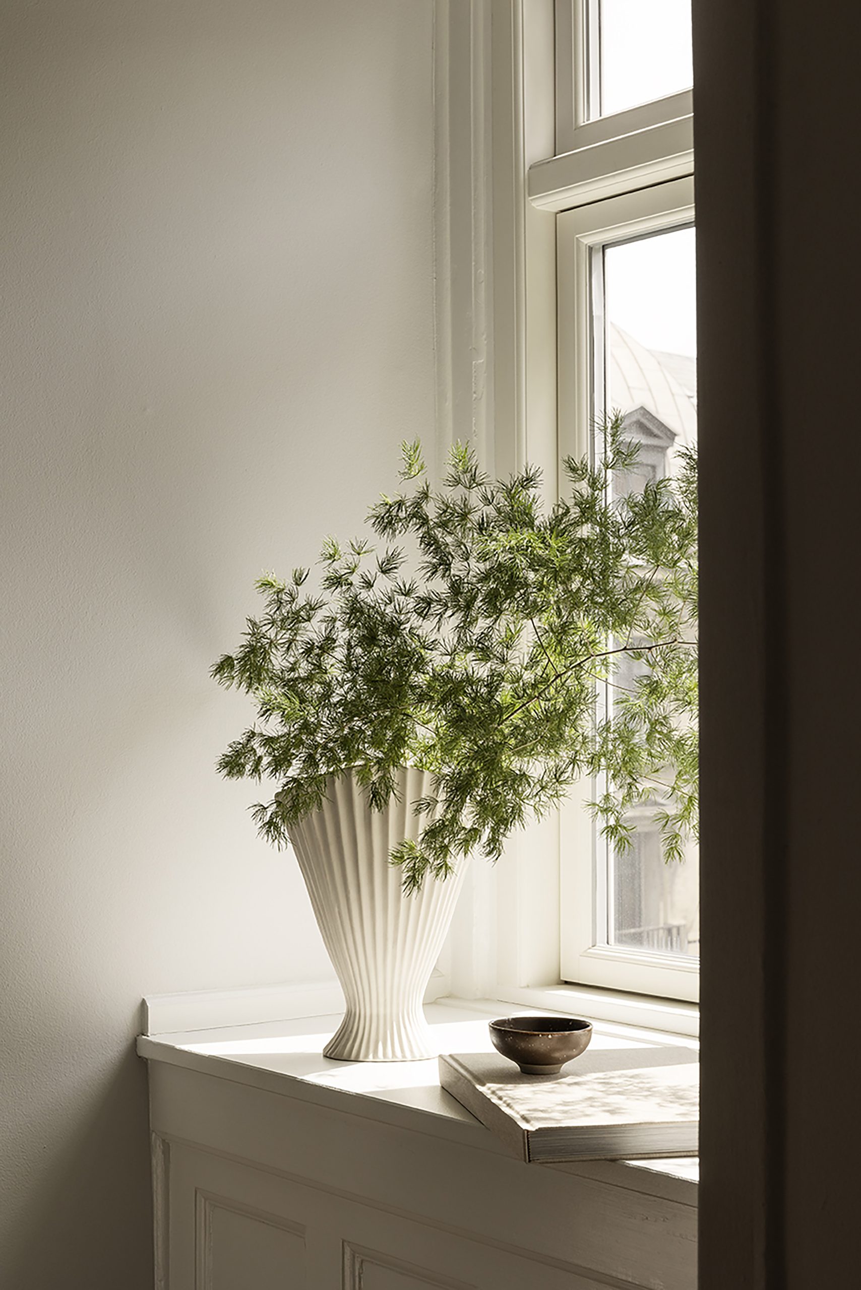 Ваза Fountain Large білого кольору  від Ferm Living