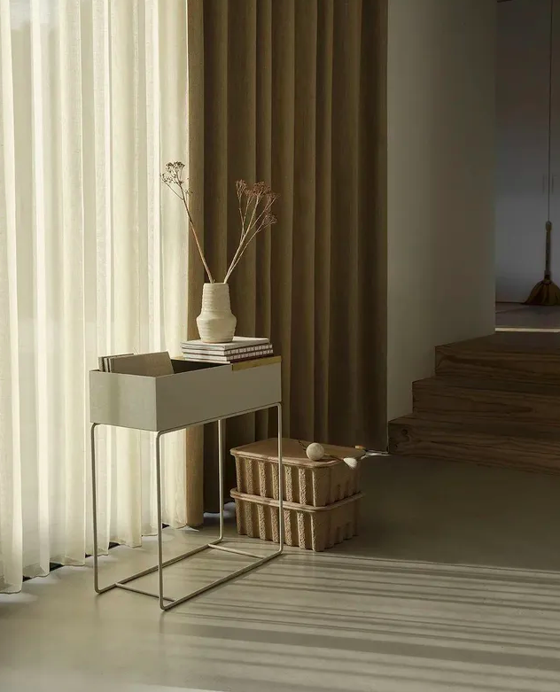 Ящик для рослин світло-сірого кольору від Ferm Living