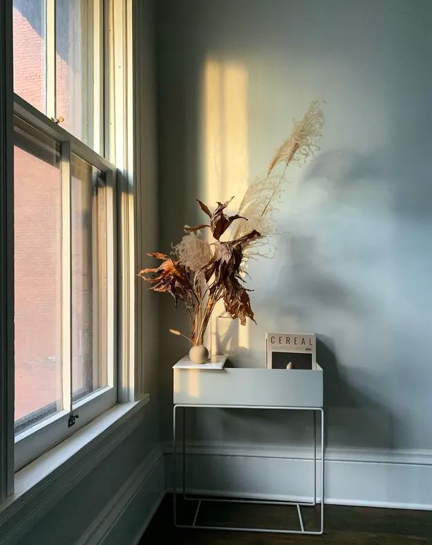 Ящик для рослин світло-сірого кольору від Ferm Living