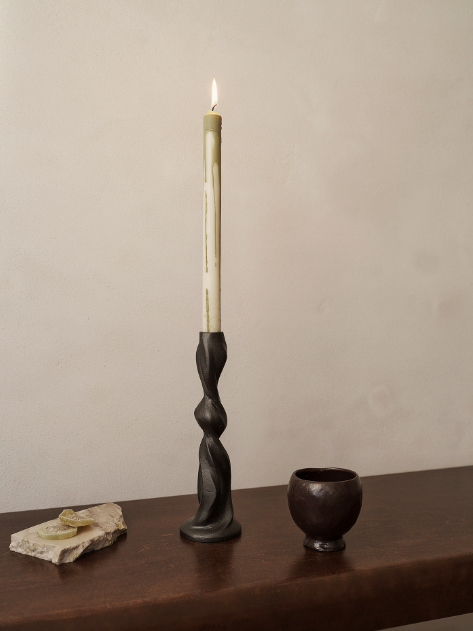 Cвічник Gale чорного кольору від  Ferm Living