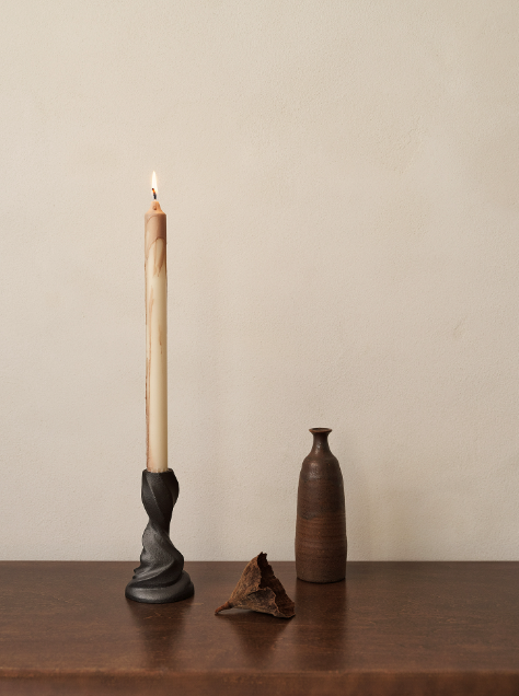 Cвічник Gale чорного кольору від  Ferm Living