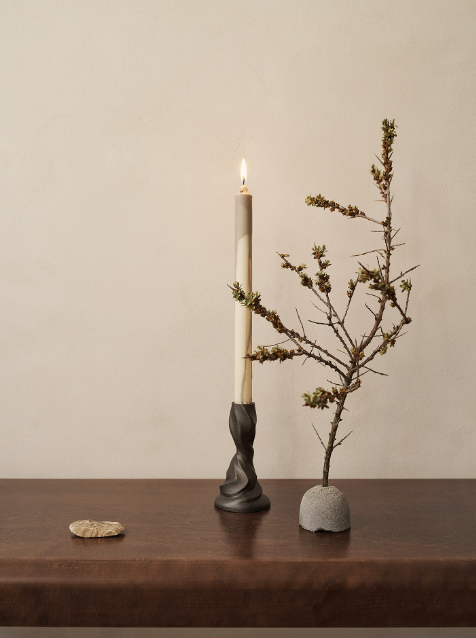 Cвічник Gale чорного кольору від  Ferm Living