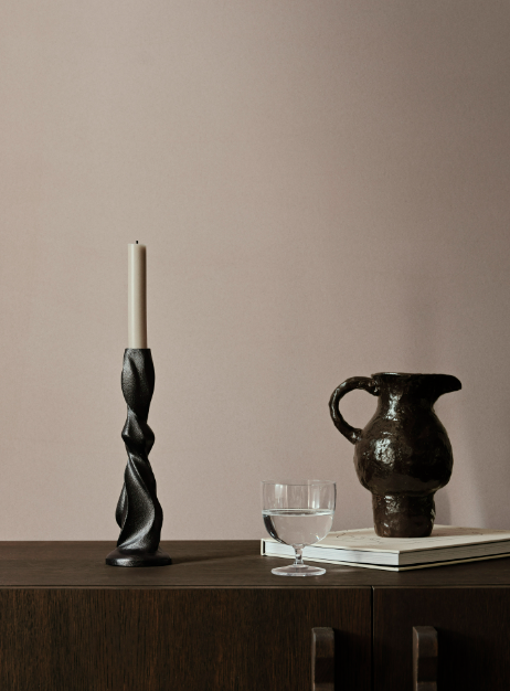 Cвічник Gale чорного кольору від  Ferm Living