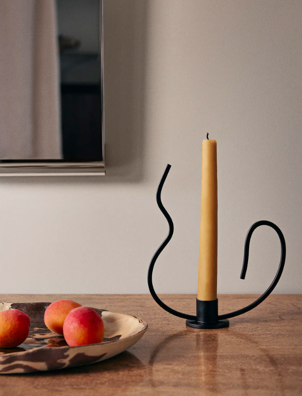 Cвічник Valse Low чорного кольору від  Ferm Living