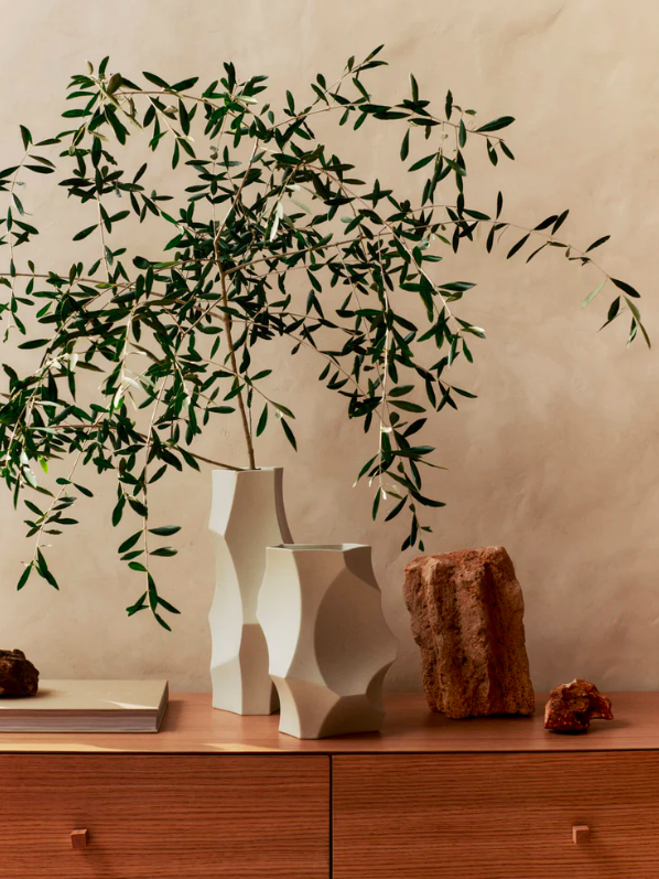 Ваза Cueva білого кольору від Ferm Living