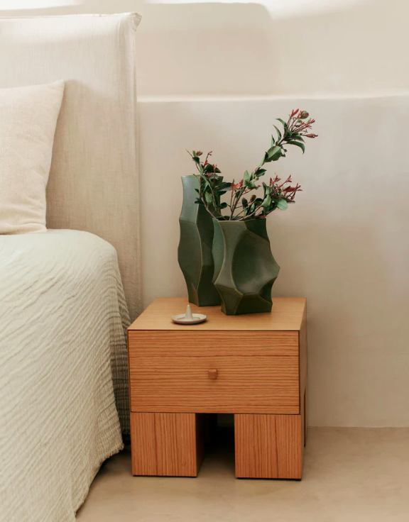 Ваза Cueva кольору темної шавлії від Ferm Living