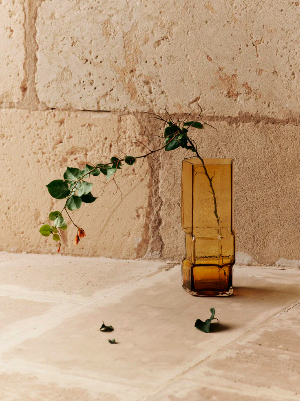 Ваза Muro бурштинового кольору від Ferm Living