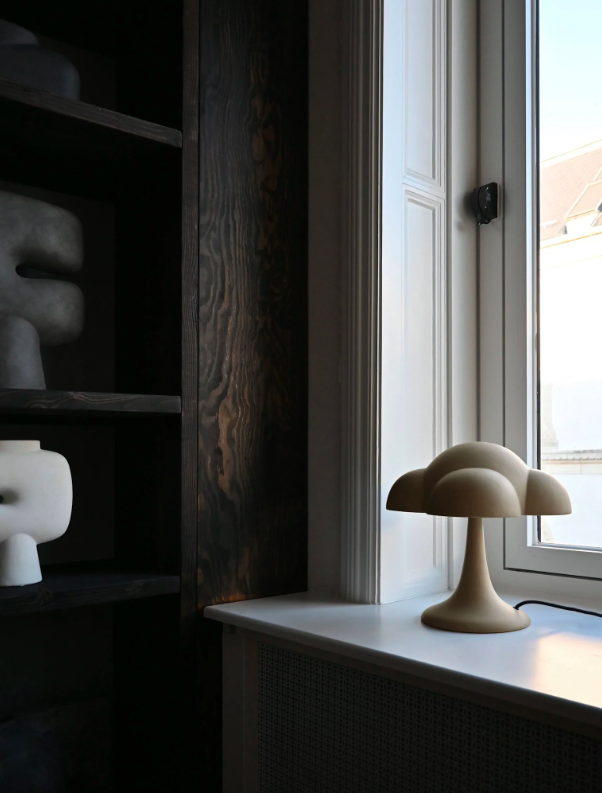 Настільна лампа Fungus пісчаного кольору від 101 Copenhagen