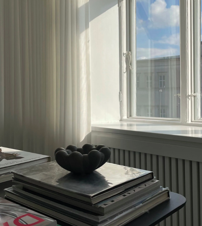 Декоративна миска Bloom темно-сірого кольору від 101 Copenhagen