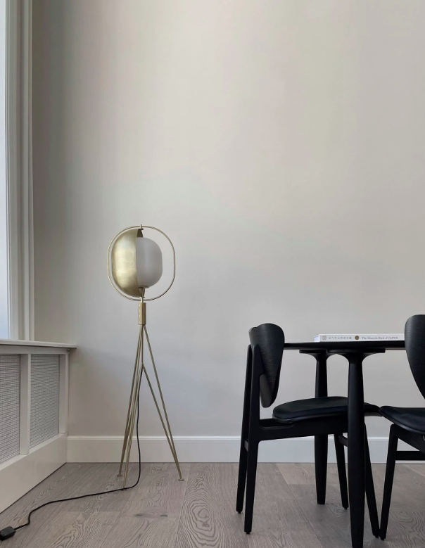 Торшер Pearl латунного кольору від 101 Copenhagen
