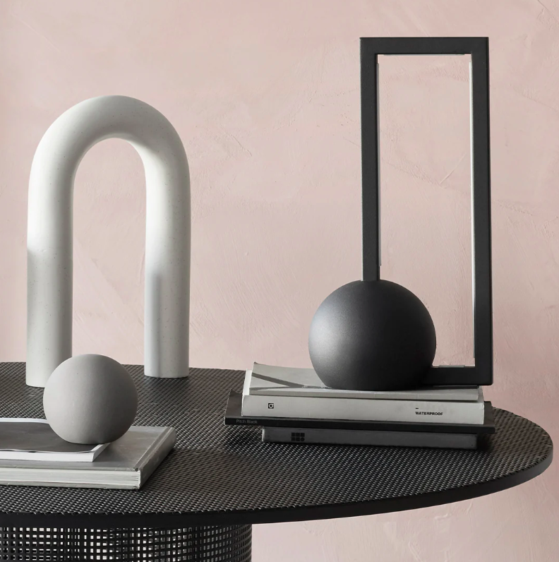 Настільна лампа Geometric чорного кольору від Kristina Dam Studio