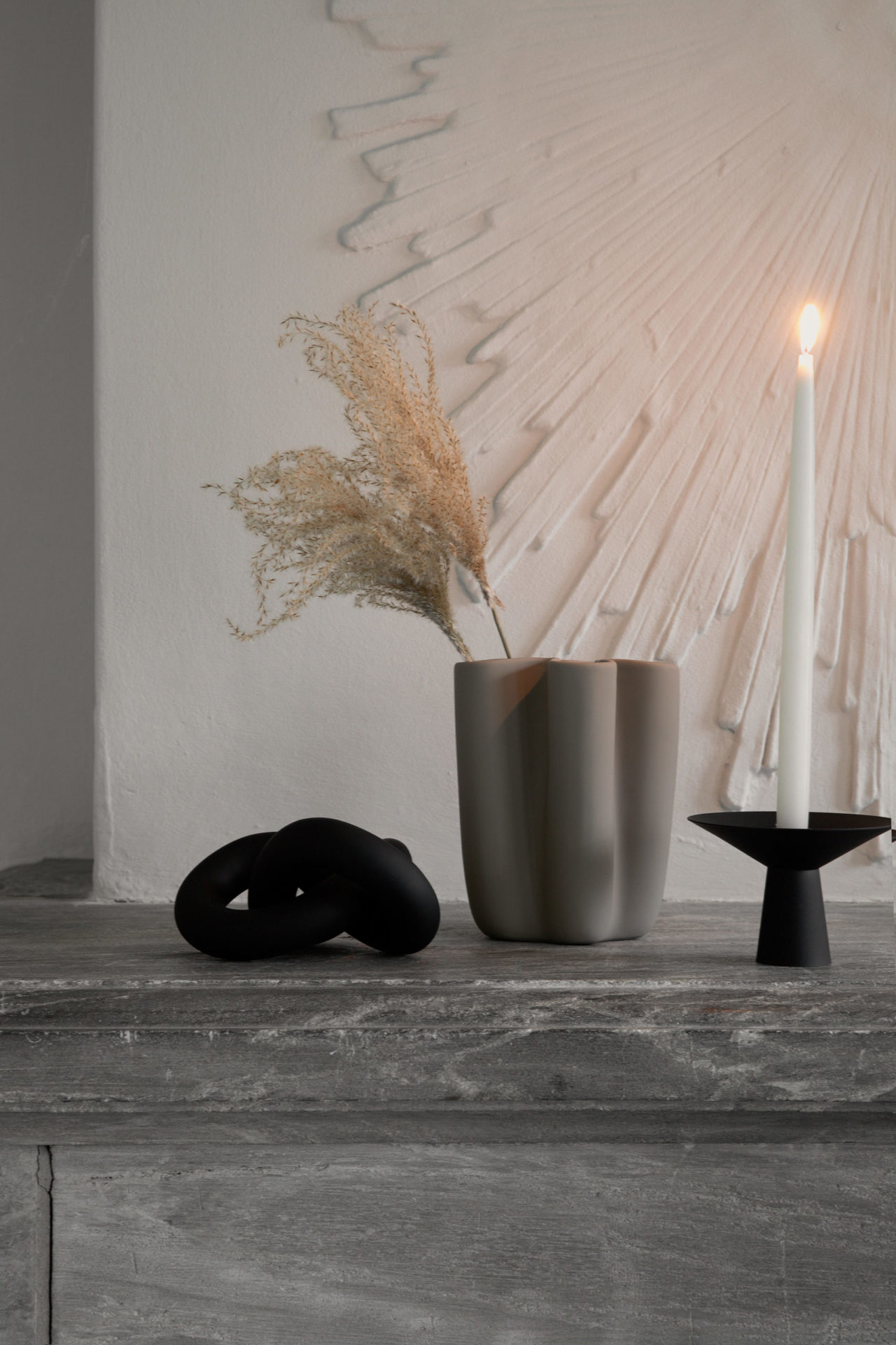 Керамічна ваза Tulipa пісчаного кольору від Cooee Design