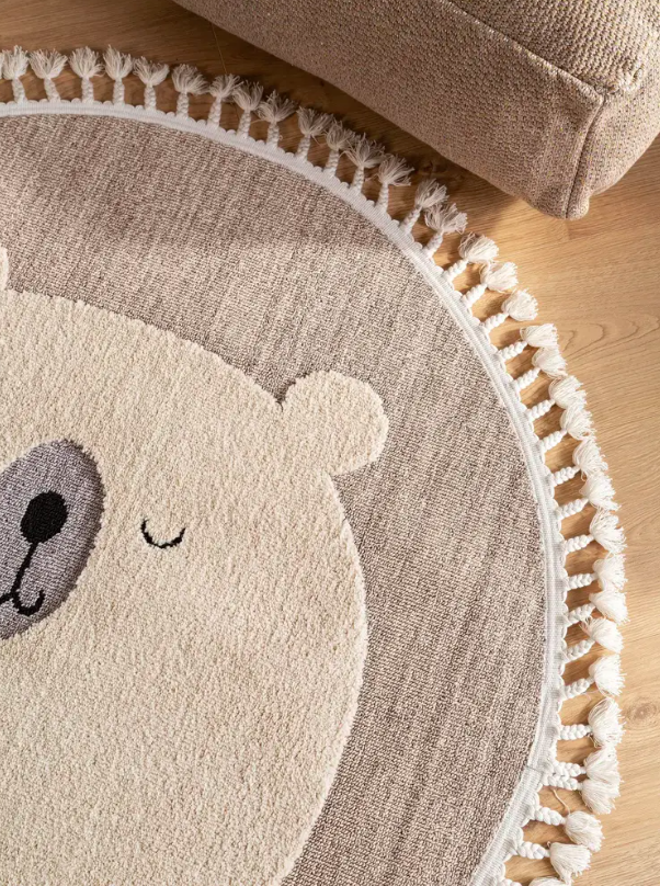 Круглий дитячий килим Momo Bear від Benuta.
