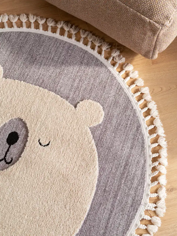Круглий дитячий килим Momo Bear від Benuta.