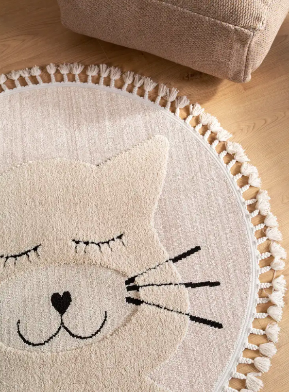 Круглий дитячий килим Momo Cat від Benuta.