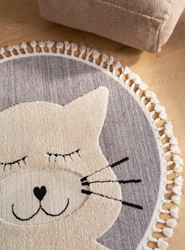 Круглий дитячий килим Momo Cat від Benuta.