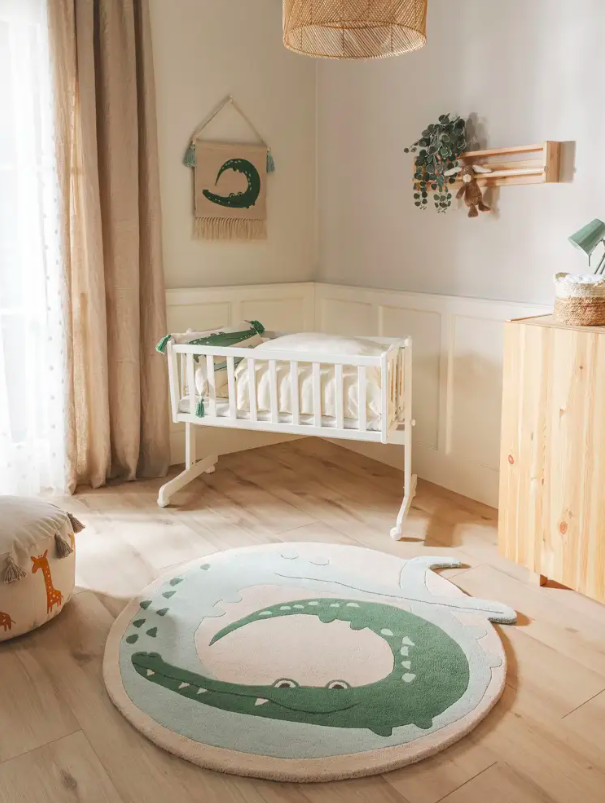 Круглий дитячий килим Savannah Crocodile від Benuta.