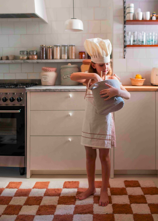 Дитячий килим Kitchen Tiles карамельного кольору від Lorena Canals.