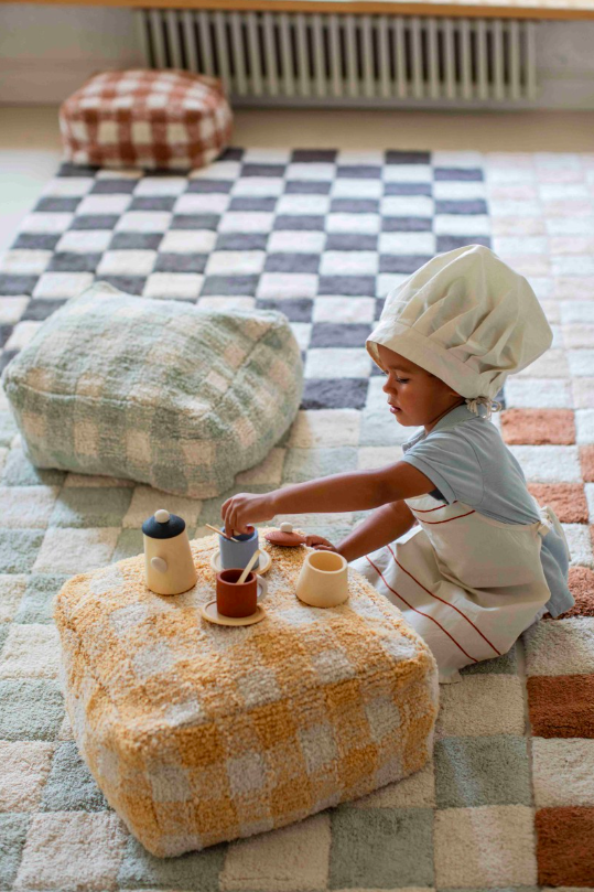 Дитячий килим Kitchen Tiles кольору блакитної шавлії від Lorena Canals.