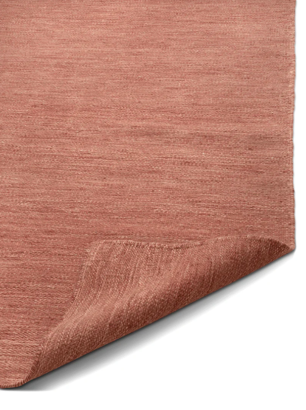 Килим Plain коралового кольору від Classic Collection.