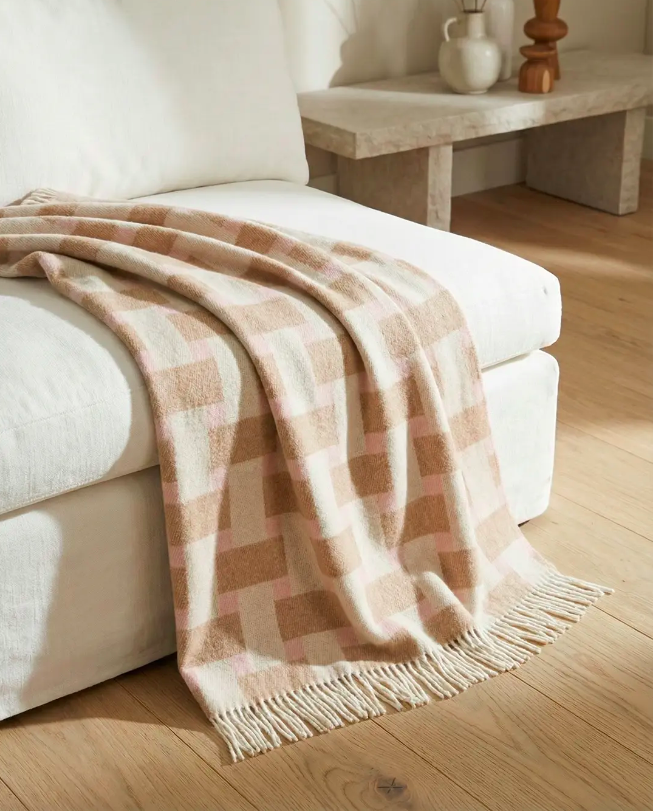 Плед Weave рожевого кольору від Classic Collection