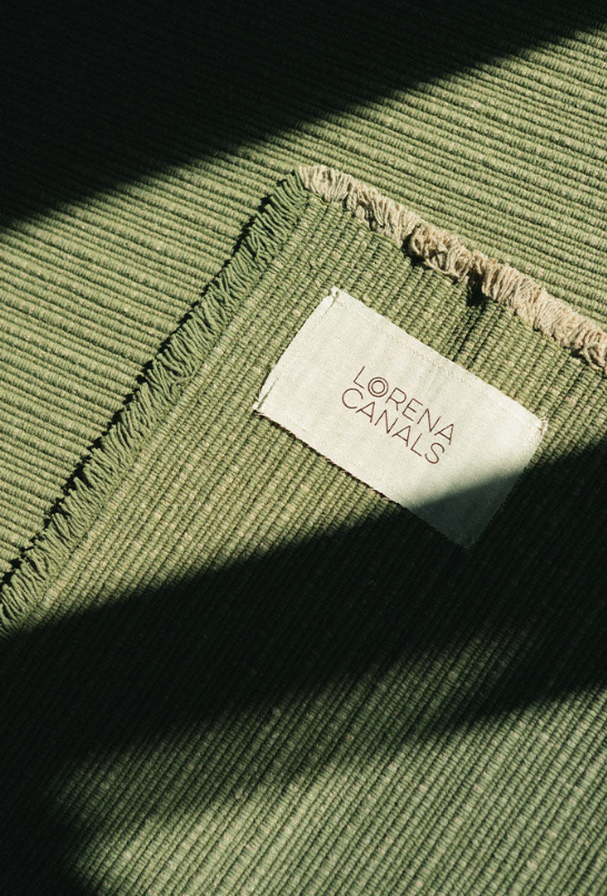 Килим Handloom зеленого кольору від Lorena Canals