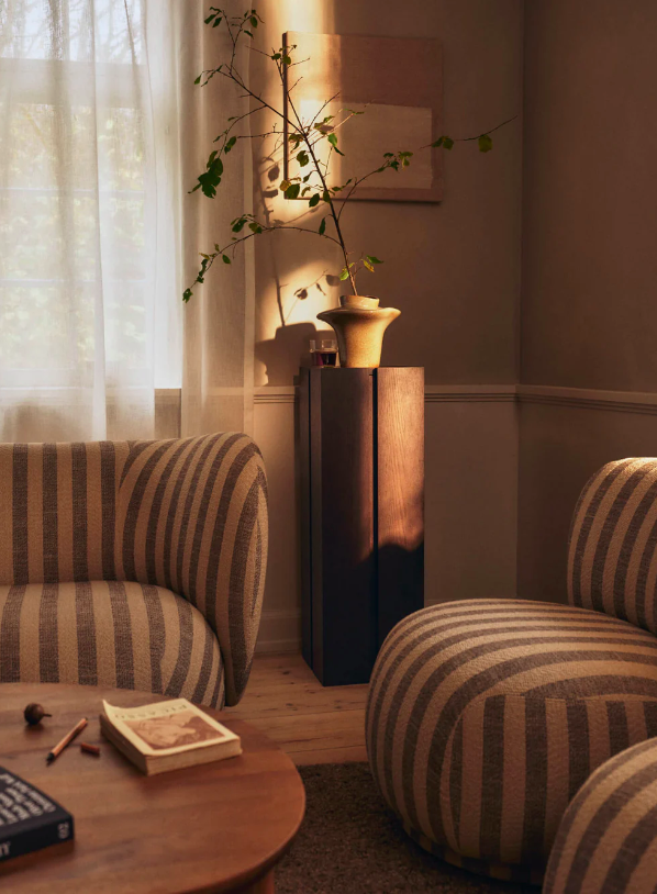 Постамент Parcel кольору темного дуба від Ferm Living