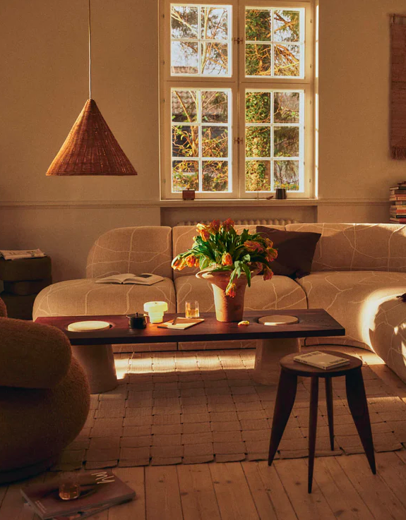 Приставний столик Feve кольору горіха від Ferm Living
