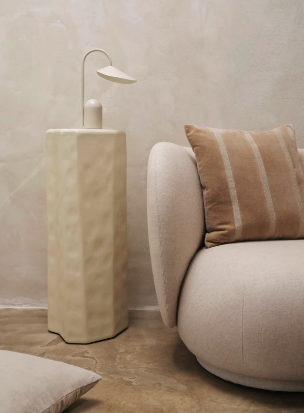 Постамент Staffa кольору слонової кістки від Ferm Living