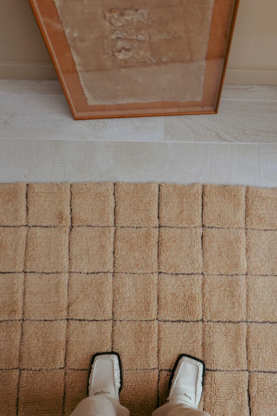 Вовняний килим Wool Mosaic бурштинового кольору від Lorena Canals