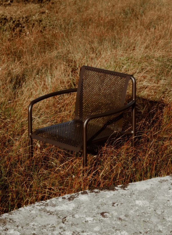 Вуличний стілець з підлокітниками Dapple від Ferm Living