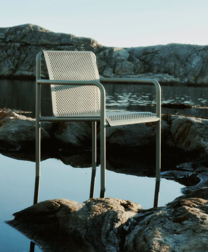 Вуличний стілець з підлокітниками Dapple від Ferm Living