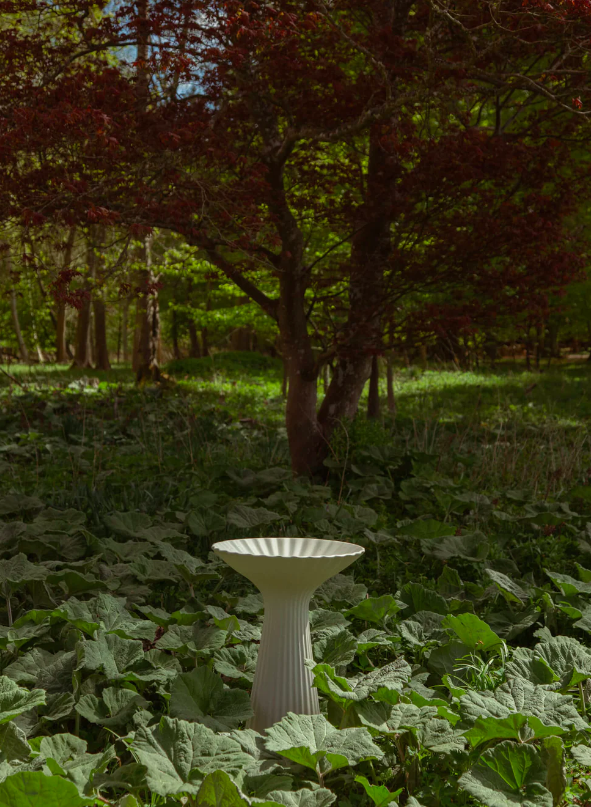 Садова чаша постамнет Fountain кольору слонової кістки від Ferm Living