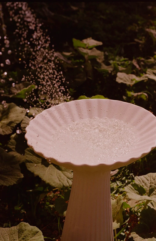 Садова чаша постамнет Fountain кольору слонової кістки від Ferm Living