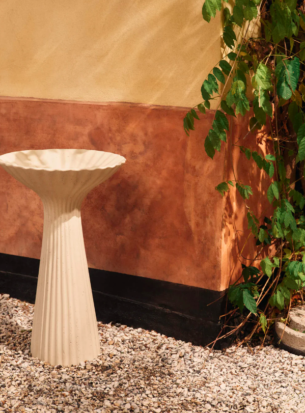 Садова чаша постамнет Fountain кольору слонової кістки від Ferm Living