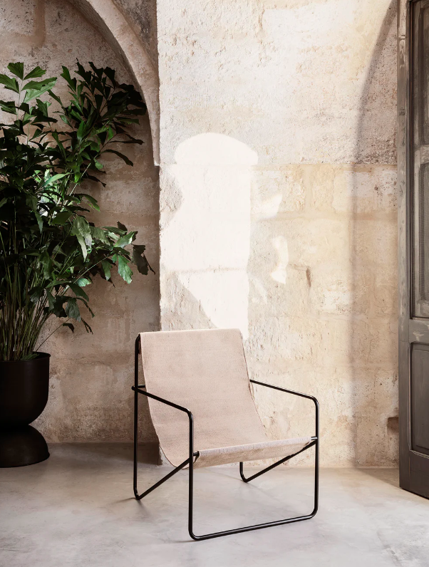 Вуличне крісло Desert Lounge пісчаного кольору від Ferm Living