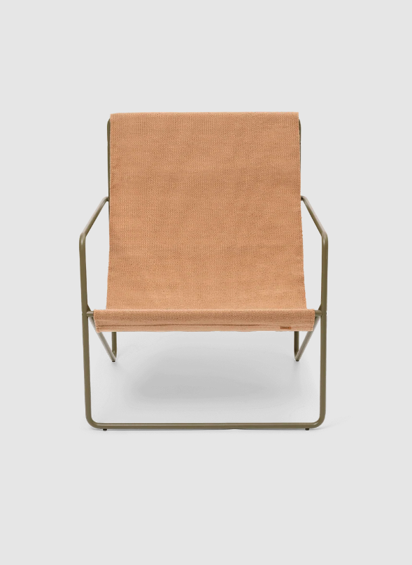 Вуличне крісло Desert Lounge пісчаного кольору від Ferm Living