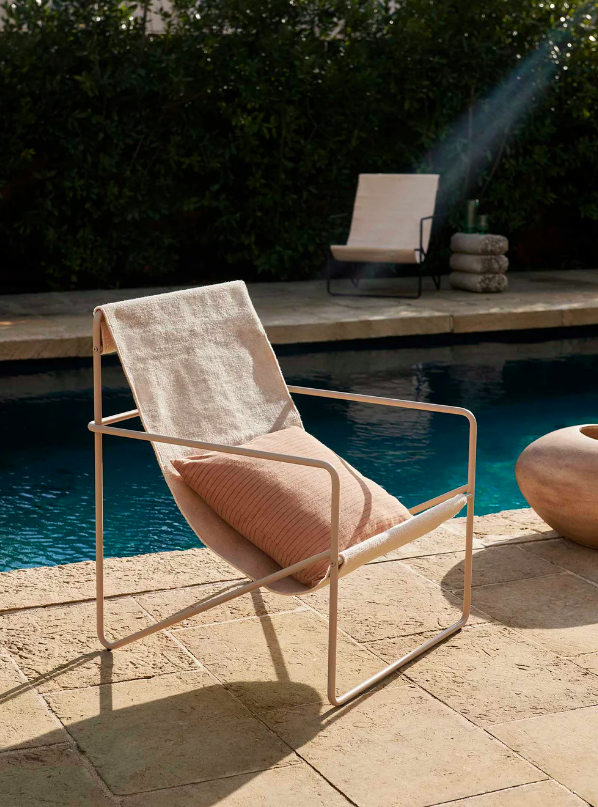 Вуличне крісло Desert Lounge білого кольору від Ferm Living