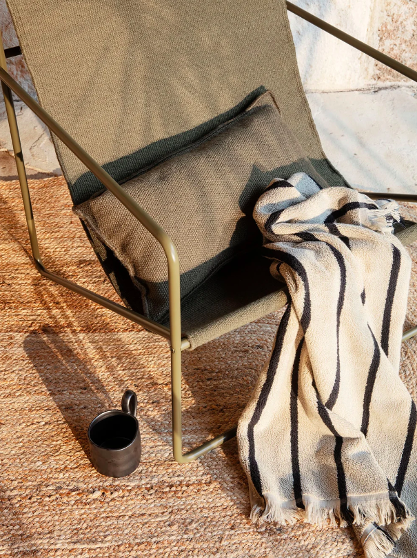 Вуличне крісло Desert Lounge оливкового кольору від Ferm Living